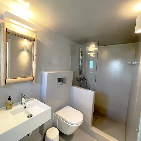 Cycladic Modern In The Heart Of Parikia Apartament